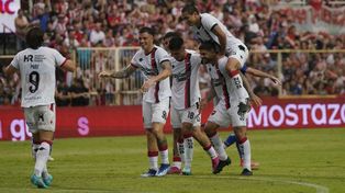 El Colo Ramírez y todo Newells celebran. Una postal repetida en Santa Fe.