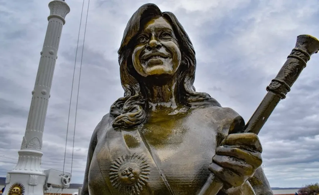 La escultura de la vicepresidenta Cristina Fernández de Kirchner en el Paseo de los Presidentes
