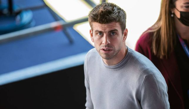 Gerard Piqué fue sorprendido con una joven mujer durante una fiesta en Estocolmo.