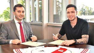 Junto al presidente Stefano Di Carlo, Aníbal Moreno firmó su contrato con River.