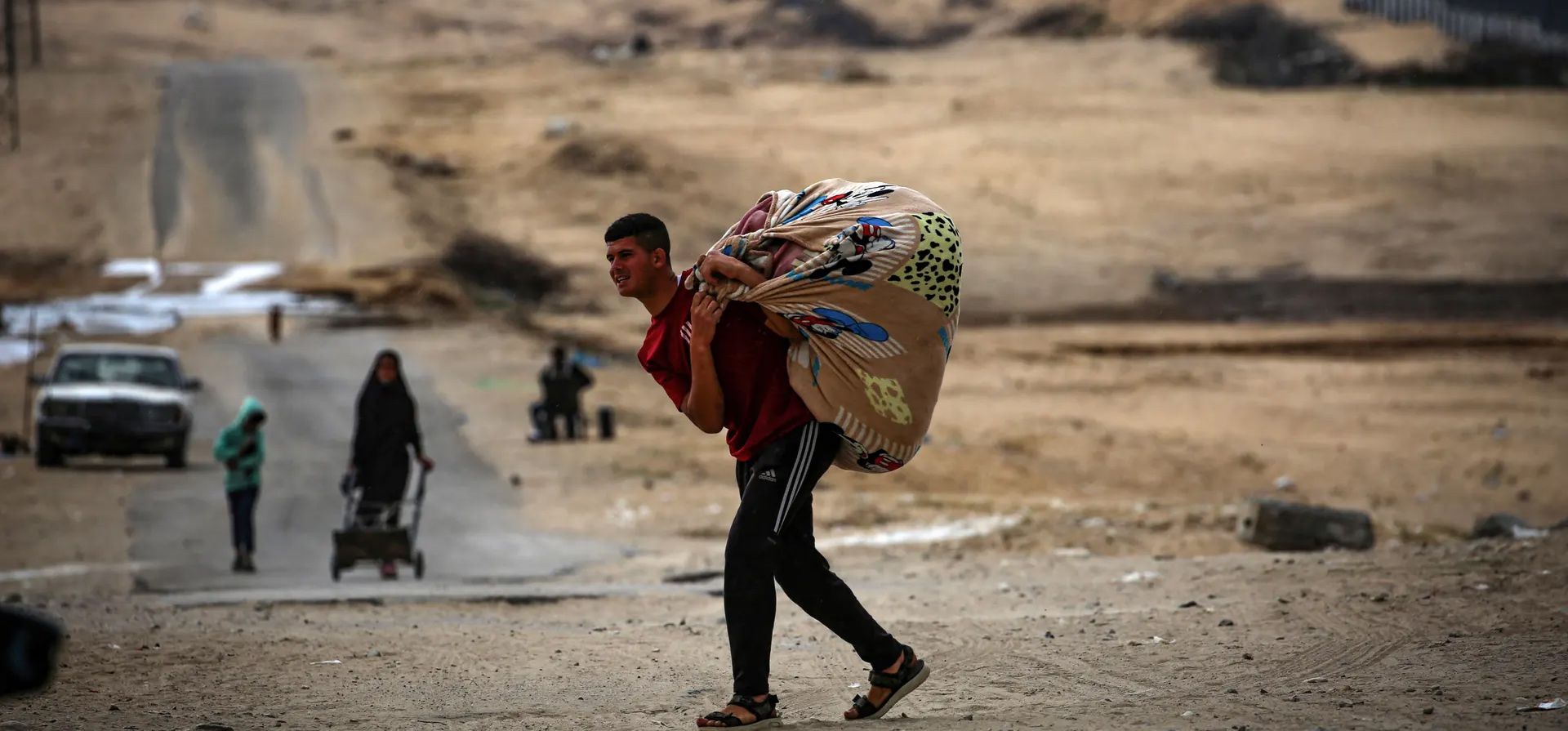 Ciudadanos palestinos se preparan para huir de la ciudad devastada por la guerra, Rafah, Gaza. Fotografía: AFP/Getty Images Ciudadanos palestinos se preparan para huir de la ciudad devastada por la guerra, Rafah, Gaza. Fotografía: AFP/Getty Images