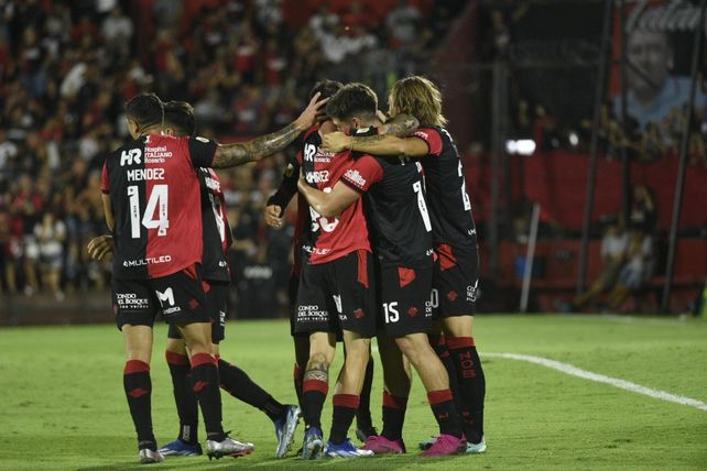 Newells ganó ante su gente en la vuelta al Coloso y sigue invicto y puntero