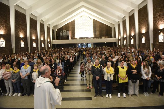 El templo de barrio Refinería estuvo este viernes colmado de fieles.
