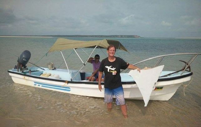 Personaje. Gibson exhibe parte de la cola de un avión. Resta confirmar si se trata del misterioso vuelo MH370.