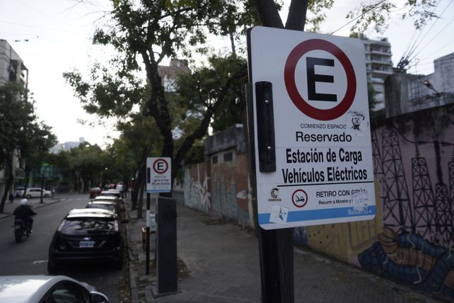 Actualmente la Empresa Provincial de la Energía (EPE) tiene un puesto de carga de sus vehículos eléctricos en 3 de Febrero al 2200.