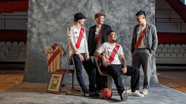 Los jugadores de River con la nueva camiseta.