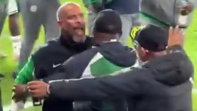 Nigeria quedó fuera del Mundial 2026 y su DT estalló contra los rivales.