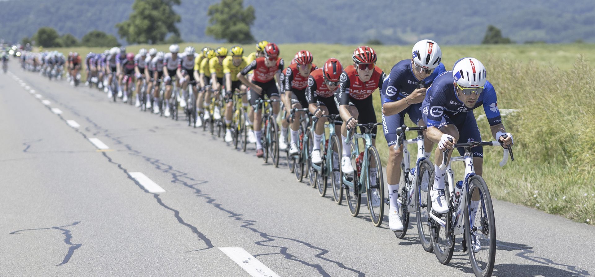 Un pelotón de ciclistas durante la tercera etapa, una carrera de 195,6 km entre Aarau y Heiden, en la 88.ª edición del Tour de Suiza UCI World Tour, el martes 17 de junio de 2025. (Gian Ehrenzeller/Keystone vía AP) Un pelotón de ciclistas durante la tercera etapa, una carrera de 195,6 km entre Aarau y Heiden, en la 88.ª edición del Tour de Suiza UCI World Tour, el martes 17 de junio de 2025. (Gian Ehrenzeller/Keystone vía AP)