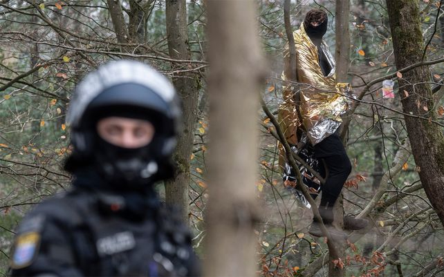 Policías desalojan a activistas que protestan por la construcción de una autopista en Hesse