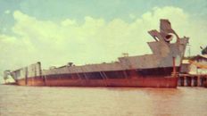 El portaaviones Independencia amarrado en el puerto de Rosario mientras es desarmado para su venta / Gentileza: José Saturnino Fleire. El portaaviones Independencia amarrado en el puerto de Rosario mientras es desarmado para su venta / Gentileza: José Saturnino Fleire.