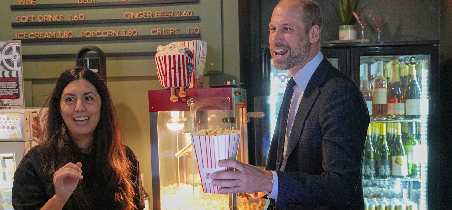 El príncipe Guillermo sirve palomitas a los clientes durante su visita a ActOne, un cine independiente gestionado por la comunidad, para celebrar la riqueza y el talento de la industria cinematográfica británica, en Londres, el martes 22 de septiembre de 2026. (Foto AP/Kin Cheung, Pool) El príncipe Guillermo sirve palomitas a los clientes durante su visita a ActOne, un cine independiente gestionado por la comunidad, para celebrar la riqueza y el talento de la industria cinematográfica británica, en Londres, el martes 22 de septiembre de 2026. (Foto AP/Kin Cheung, Pool)