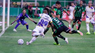 Jaminton Campaz en una de sus tantas llegadas al fondo por izquierdo. Empate de Rosario Central 0 a 0 ante San Martín en San Juan.