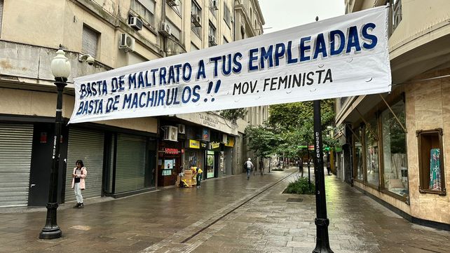 El reclamo de empleadas maltratadas se hizo notar en el cruce de las peatonales Córdoba y San Martín.