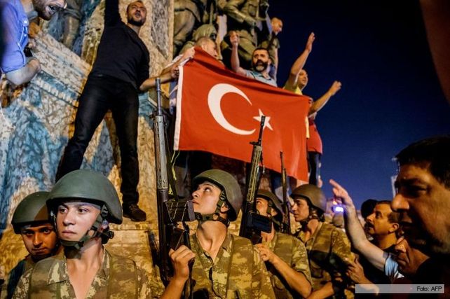 Turquía: 6.000 detenidos y vigilias por la democracia, a tres días del golpe fallido