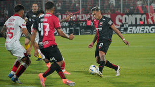Luciano Herrera intenta penetrar a la defensa de Unión. Newells perdió por 1 a 0 en el Coloso.