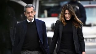 Nicolas Sarkozy, acompañado por su esposa Carla Bruni-Sarkozy antes de ingresar a prisión
