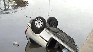 Una mujer se cayó con su auto al Riachuelo