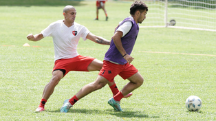 Jeremías Pérez Tica, autor del gol de Newells contra River de Uruguay, supera a Chiaverano, de buena participación en el amistoso.