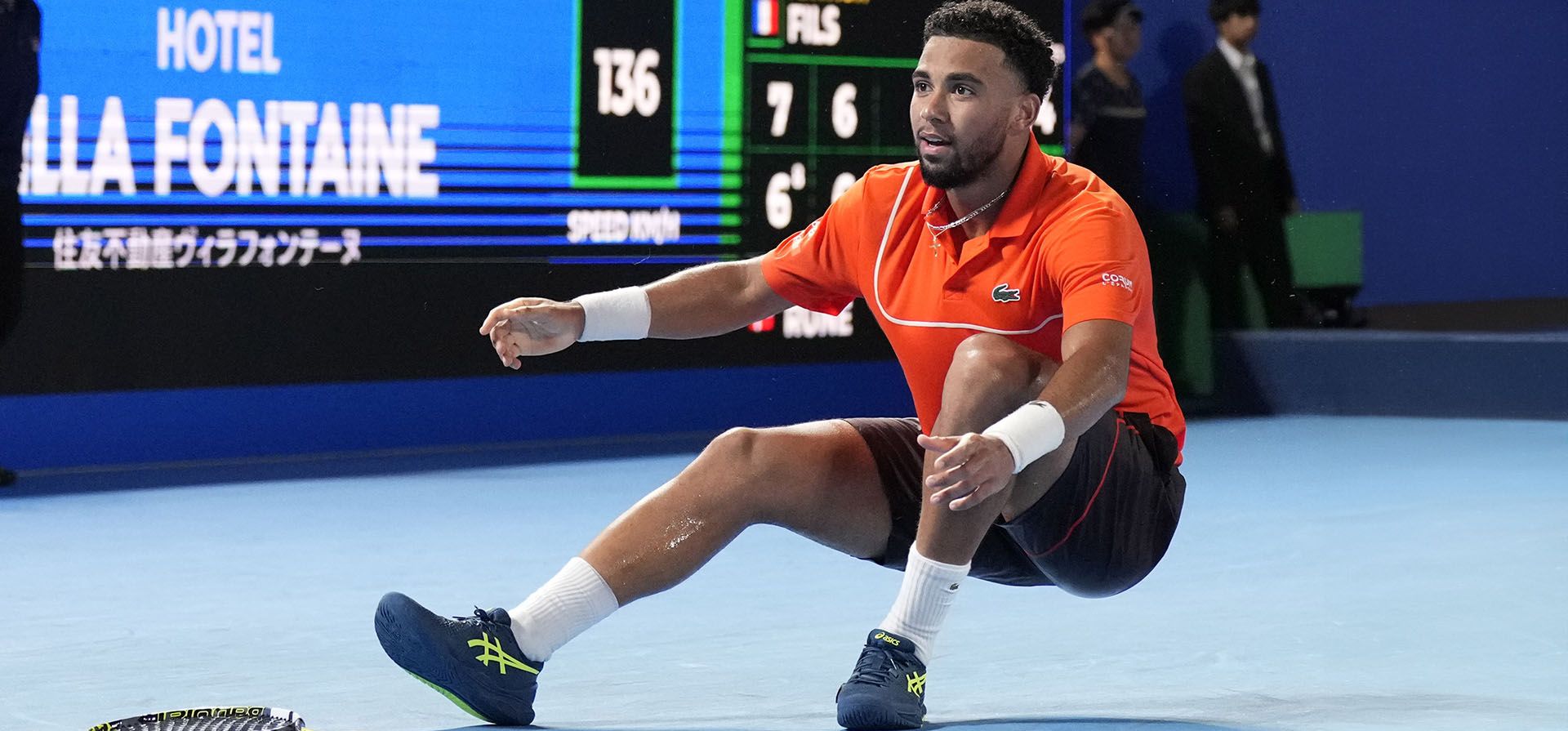 Arthur Fils de Francia celebra tras derrotar a Holger Rune de Dinamarca durante su partido de semifinales de individuales masculinos en el torneo de tenis Abierto de Japón el lunes 30 de septiembre de 2024 en el Coliseo Ariake, en Tokio, Japón. (Foto AP/Eugene Hoshiko)