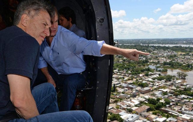 Bajo agua. El presidente llegó en avión a la ciudad entrerriana de Concordia y participó