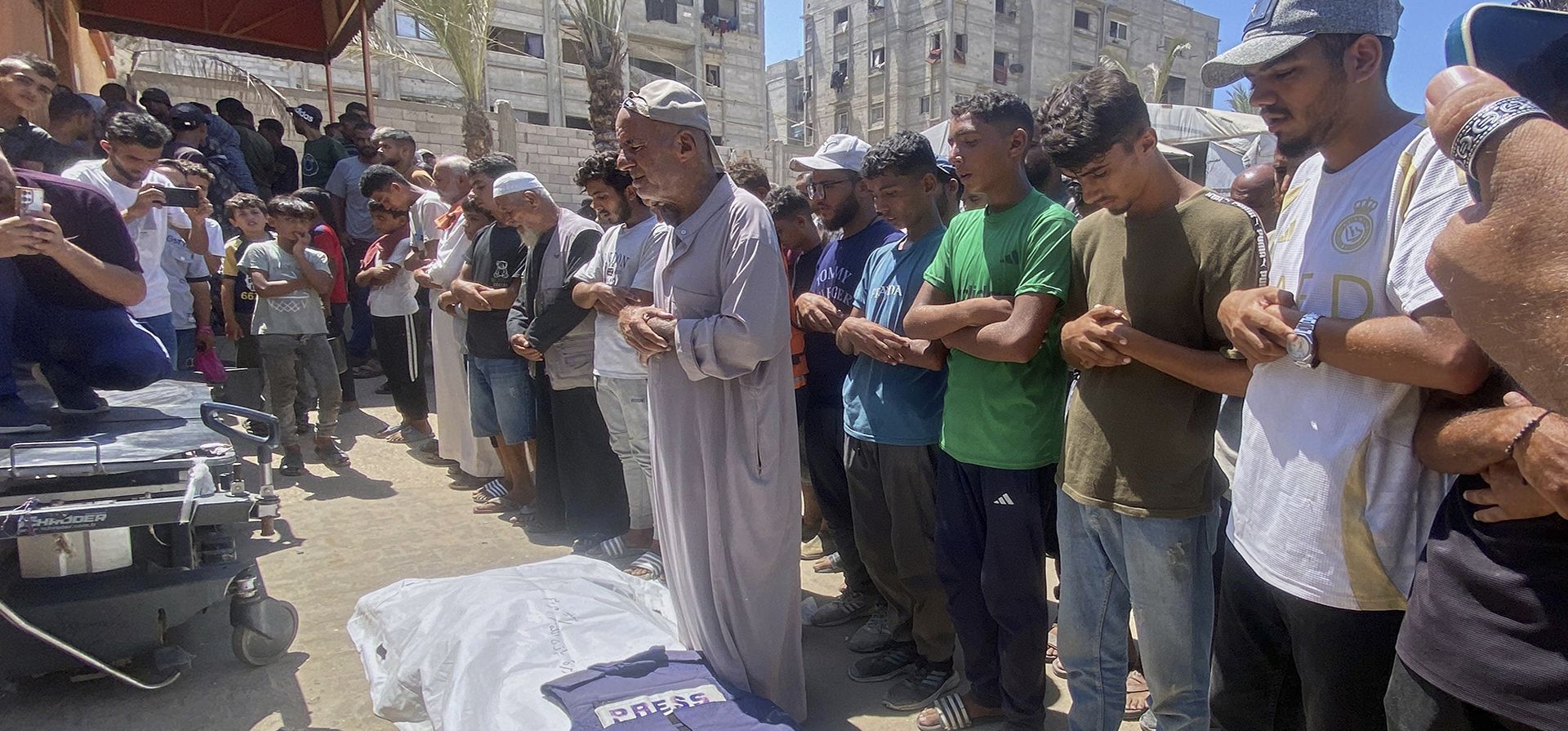 Familiares y amigos rezan junto al cuerpo de la periodista independiente Mariam Dagga, de 33 años, durante su funeral tras su muerte en un doble ataque israelí contra el Hospital Nasser en Khan Younis, al sur de la Franja de Gaza, el lunes 25 de agosto de 2025. (Family Handout via AP) Familiares y amigos rezan junto al cuerpo de la periodista independiente Mariam Dagga, de 33 años, durante su funeral tras su muerte en un doble ataque israelí contra el Hospital Nasser en Khan Younis, al sur de la Franja de Gaza, el lunes 25 de agosto de 2025. (Family Handout via AP)
