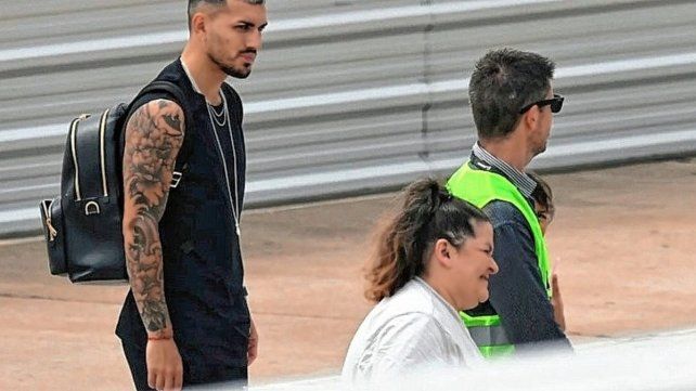 Leandro Paredes y Ángel Di María viajaron este domingo con destino a Italia para sumarse a la Juventus.