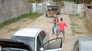 Un mecánico que no resolvió bien un problema en un auto terminó agredido por el propietario. El violento hecho ocurrió en Suipacha y las imágenes se viralizaron