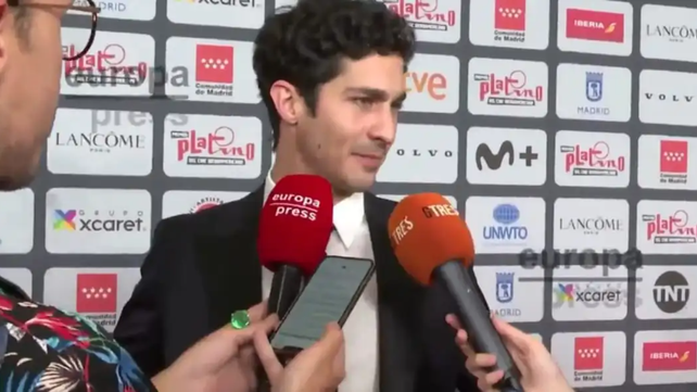 El Chino Darín desfiló solo por la alfombra roja de los Premios Platinos en Madrid y los periodistas le preguntaron por su pareja