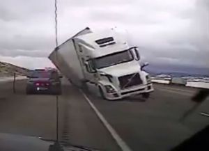 El tremendo vuelco de un camión que aplastó un patrullero en medio de una intensa tormenta