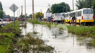 En el norte de la ciudad de Santa Fe, el agua baja lento y aún hay barrios anegados
