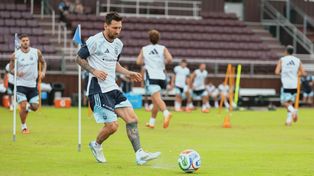 Pelota al piso, lleva la pelota en la práctica de la selección argentina. Lionel Messi se recuperó y jugará unos minutos ante Islandia, último amistoso antes del Mundial.