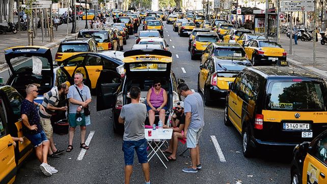 A por ellos. Los taxistas paran en la avenida de la Gran Vía