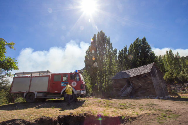 Los bomberos y brigadistas luchan denodadamente contra el frente de fuego