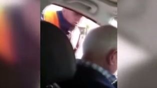 Filmaron a un inspector de tránsito mientras sobornaba una familia de turistas en Salta