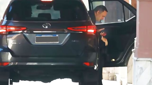 Manuel Adorni: mientras se prepara para explicar su patrimonio mantiene custodia y se mueve en un auto oficial