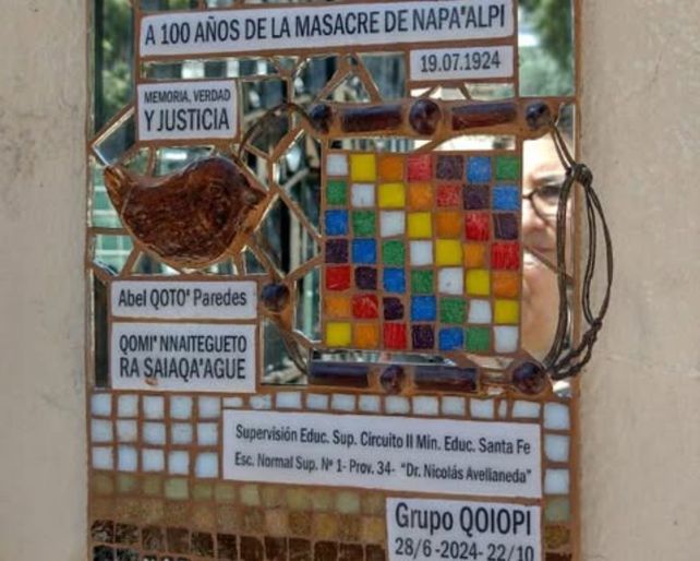 Uno de los mosaicos recuerda la Masacre de Napalpí.