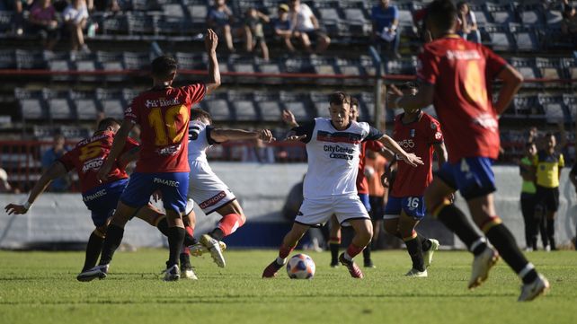 La tiene atada. El pibe Santiago Flores maniobra ante la marca férrea de los defensores de Español. Córdoba jugó mal y perdió.
