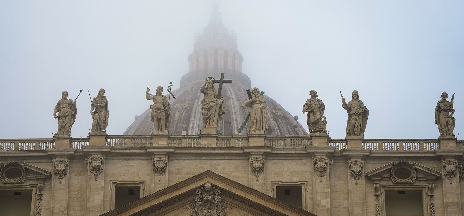 La Basílica de San Pedro está cubierta de niebla antes de que el Papa Francisco llegue para su audiencia general semanal en la Plaza de San Pedro en el Vaticano, el miércoles 26 de octubre de 2022.