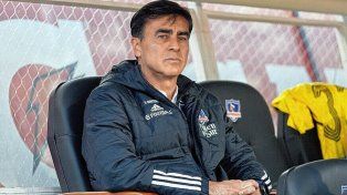 Gustavo Quinteros viene de dirigir a Colo Colo y es uno de los apuntados por Vélez.