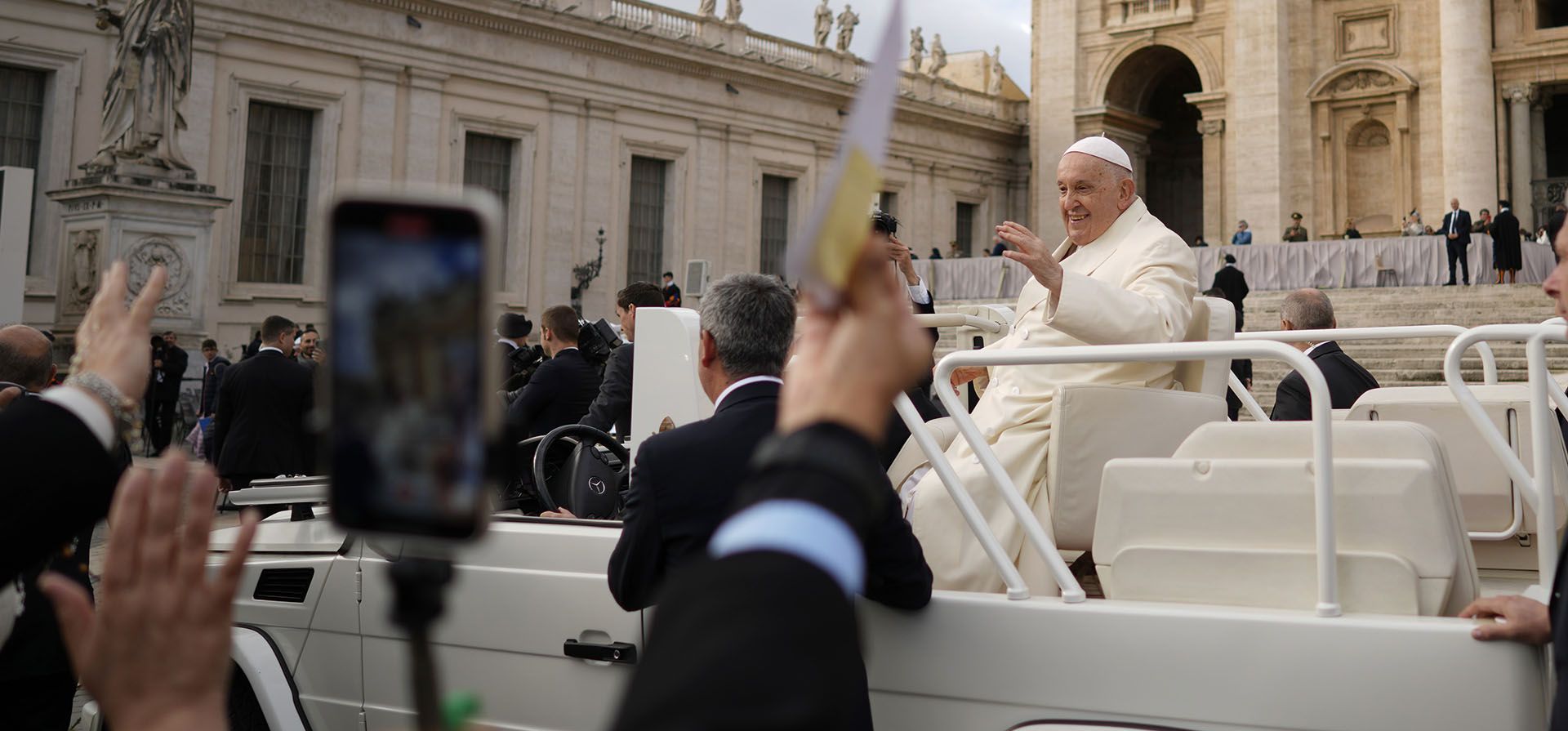 El Papa Francisco saluda a los fieles al final de su audiencia general semanal en la Plaza de San Pedro, en el Vaticano, el miércoles 22 de noviembre de 2023. (Foto AP/Andrew Medichini) El Papa Francisco saluda a los fieles al final de su audiencia general semanal en la Plaza de San Pedro, en el Vaticano, el miércoles 22 de noviembre de 2023. (Foto AP/Andrew Medichini)