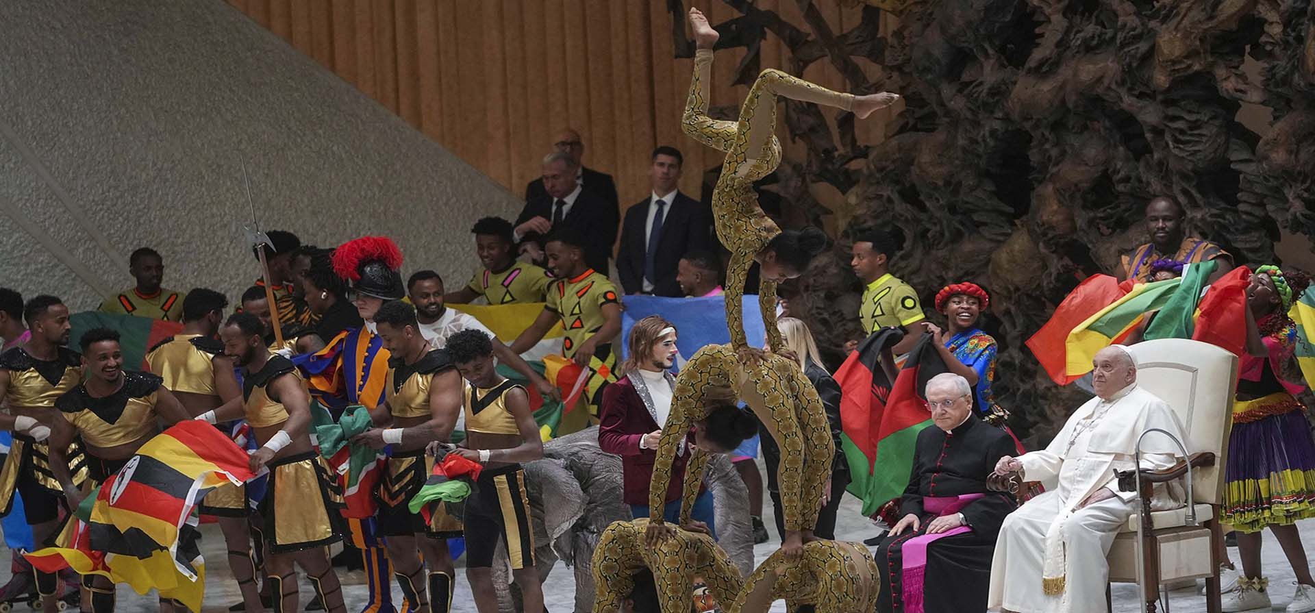 El papa Francisco, a la derecha, observa una actuación de la compañía circense CircAfrica durante la audiencia general semanal en el Aula Pablo VI, en el Vaticano, el miércoles 8 de enero de 2025. (Foto AP/Alessandra Tarantino)