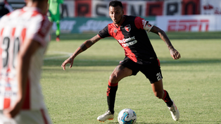 Leonel Vangioni avanza en el amistoso de Newells contra River de Montevideo. Larriera ya lo probaba de zaguero, mientras esperaba un refuerzo.&nbsp;