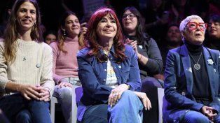 Cristina Fernández reapareció en un acto en el Barrio Saldías, donde criticó a Javier Milei, llamó a recomponer el debate interno del peronismo.