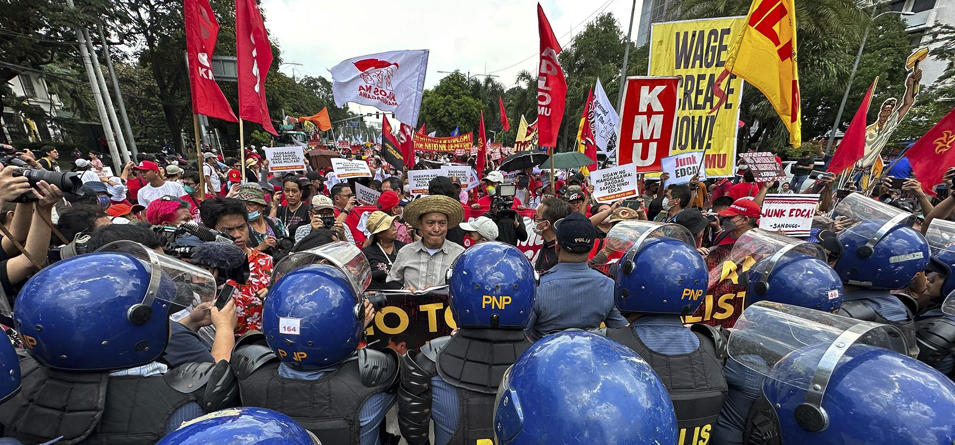 Policías bloquean a los manifestantes filipinos que intentaban marchar hacia la Embajada de los Estados Unidos en Manila, Filipinas, para conmemorar el Día Internacional del Trabajo el lunes 1 de mayo de 2023.  (Foto AP/Joeal Calupitan)