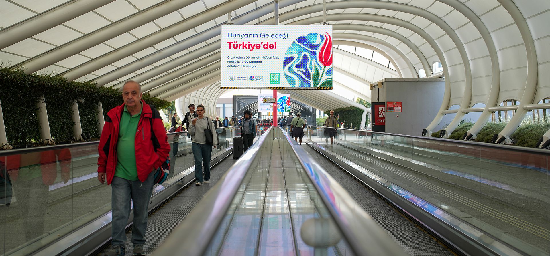 Pasajeros caminan bajo un letrero de la próxima Cumbre del Clima de la ONU (COP31) en el Aeropuerto de Estambul, en Estambul (Turquía), el jueves 8 de octubre de 2026. La conferencia se celebrará el próximo mes en Antalya, Turquía. (Foto AP/Emrah Gurel) Pasajeros caminan bajo un letrero de la próxima Cumbre del Clima de la ONU (COP31) en el Aeropuerto de Estambul, en Estambul (Turquía), el jueves 8 de octubre de 2026. La conferencia se celebrará el próximo mes en Antalya, Turquía. (Foto AP/Emrah Gurel)