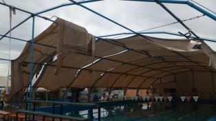 La lona que recubre el natatorio climatizado del Club Paracao ya no puede reutilizarse para esa función.