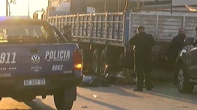 Chocó con su moto contra un camión estacionado y murió en el acto
