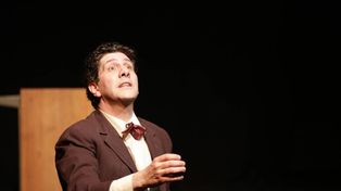 Actor. Pablo Razuk da vida a un intérprete que se lanza a la aventura de encontrar el final de una obra.