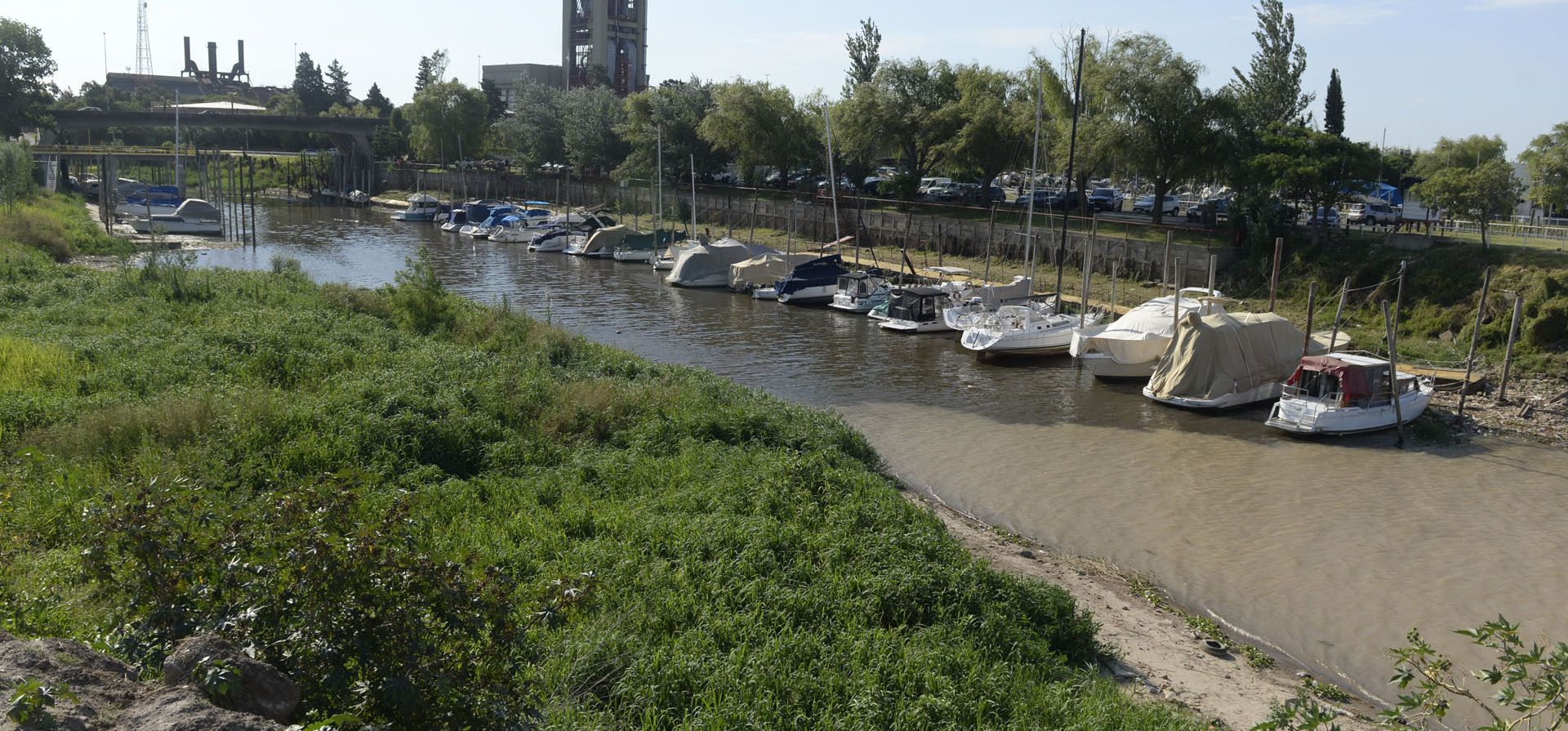 Bajante histórica. Los vecinos de la zona de la desembocadura del arroyo Ludueña, en la zona norte de Rosario, aseguran estar habituados a convivir con desechos flotando en la superficie del agua e incluso con distintos olores desagradables.