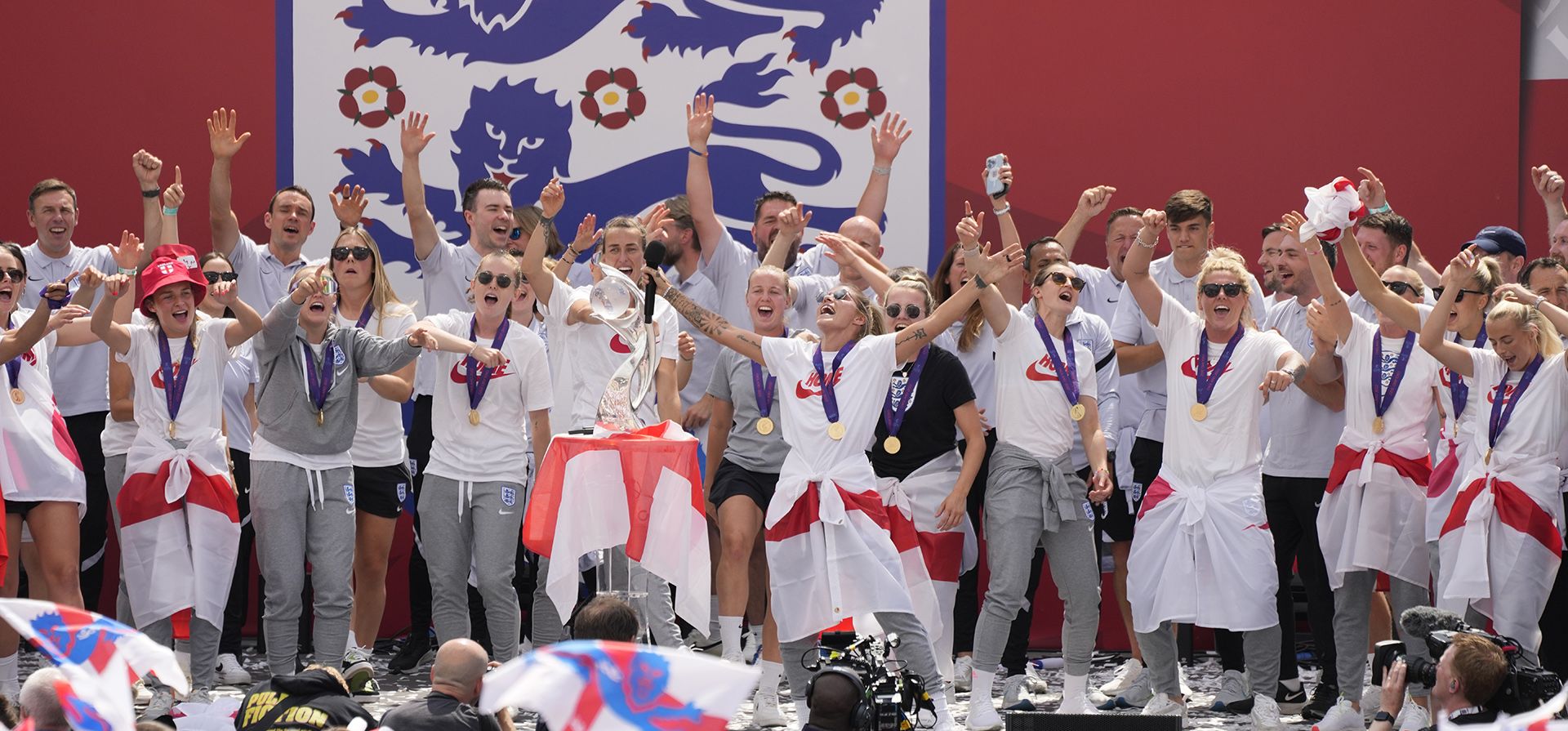 Las jugadoras de Inglaterra celebran en un evento en Trafalgar Square en Londres, el lunes 1 de agosto de 2022. Inglaterra venció a Alemania 2-1 y ganó la final de la Eurocopa Femenina 2022 el domingo.